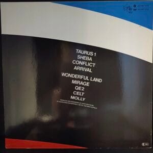 Używane winyle, Płyty winylowe na sprzedaż, sklep winyle online Odkryj Mike Oldfield – QE2 VG- winyl, z diagonalnym trójkolorowym wzorem w czerni, bieli i błękicie, z utworami takimi jak „Taurus 1”, „Sheba” i „Conflict”. Odkryj ten klejnot i więcej używanych winyle w naszym sklepie płyty winylowe; loga zdobią każdy róg. Sklep online z winylami
