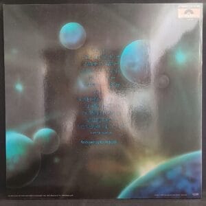 Używane winyle, Płyty winylowe na sprzedaż, sklep winyle online Słabo oświetlona okładka albumu prezentuje kosmiczną scenę z planetami i gwiazdami, idealną dla każdego sklep winylowy. Lista utworów jest wyśrodkowana niebieskim tekstem, z etykietą Polydor w prawym górnym rogu, zapraszając do kup winyle online i eksploracji galaktyki dźwięku. Sklep online z winylami